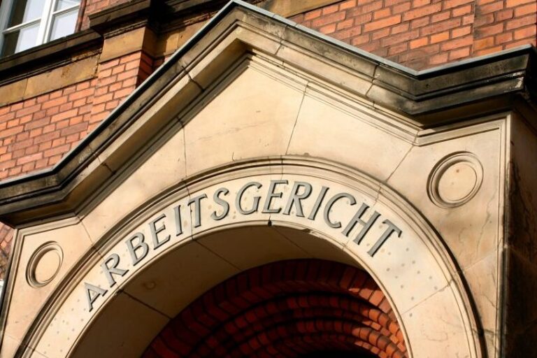 Neuer Arbeitsvertrag trotz laufendem Vertrag: Was Sie wissen müssen