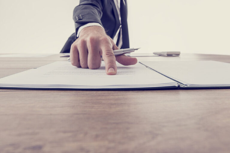 Richtig handeln: Neuen Arbeitsvertrag vor Kündigung unterschreiben