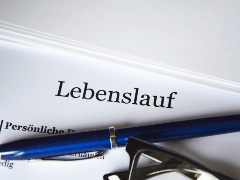 Richtige Berufsbezeichnung im Arbeitsvertrag: Warum sie wichtig ist und welche Konsequenzen bei falscher Angabe drohen