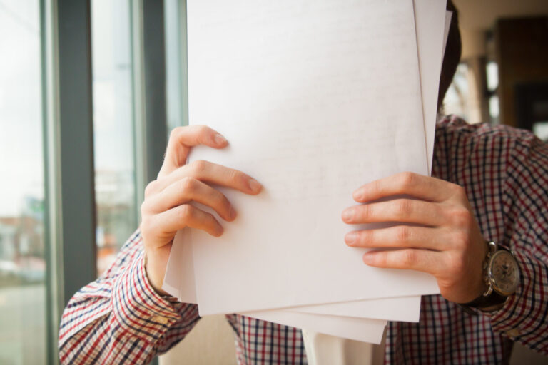 Tarifvertrag vs. Arbeitsvertrag: Was sind die wesentlichen Unterschiede?
